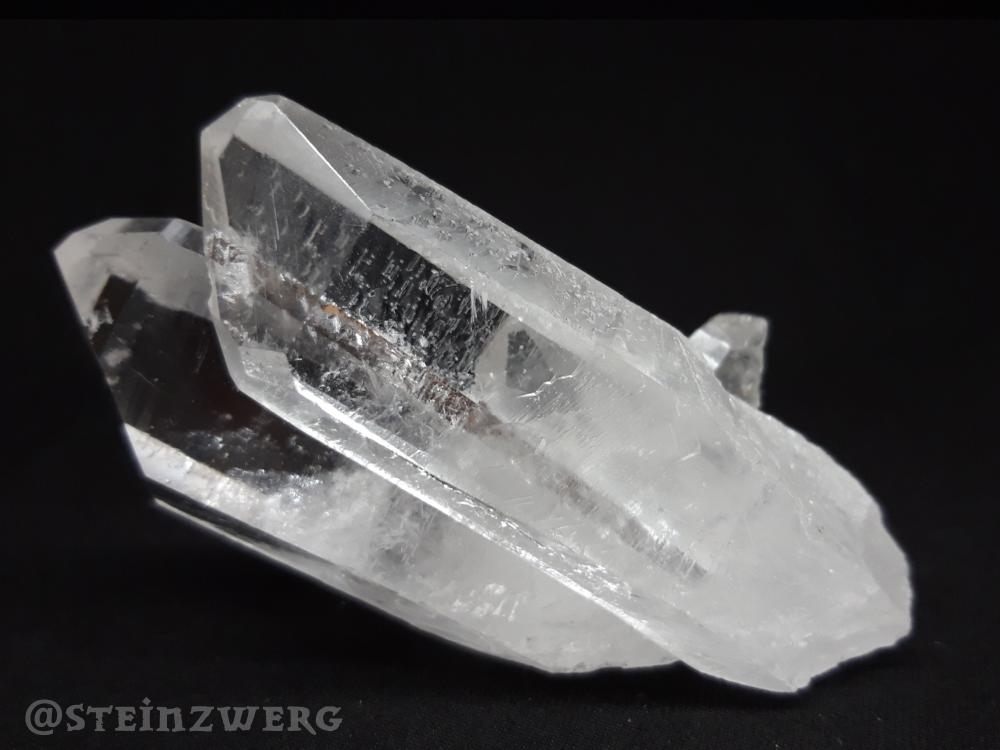 Natürlich gewachsene Bergkristallstufe mit schönen glasklaren Kristallen.