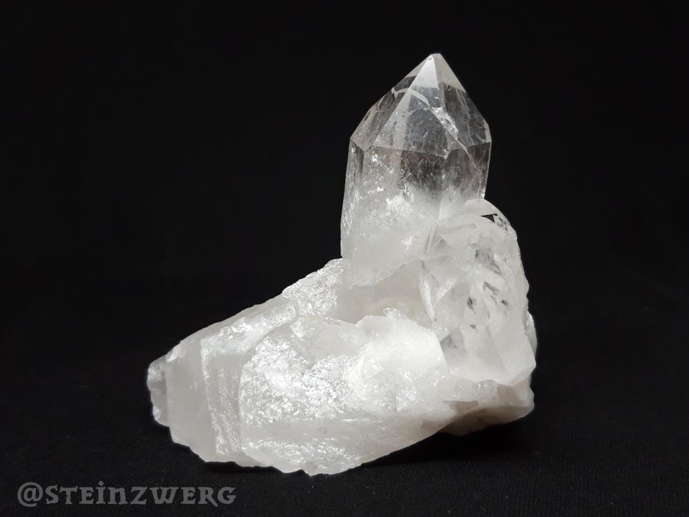 Natürlich gewachsene Bergkristallstufe mit schönen glasklaren Kristallen.