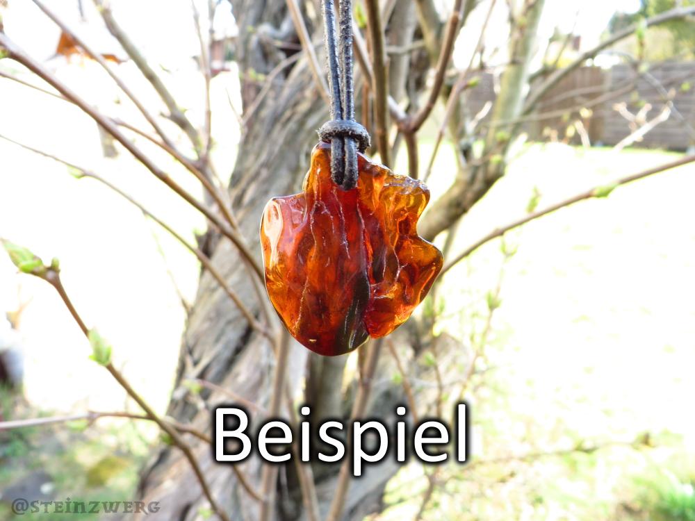 Polierter Anhänger aus echtem baltischen Bernstein.