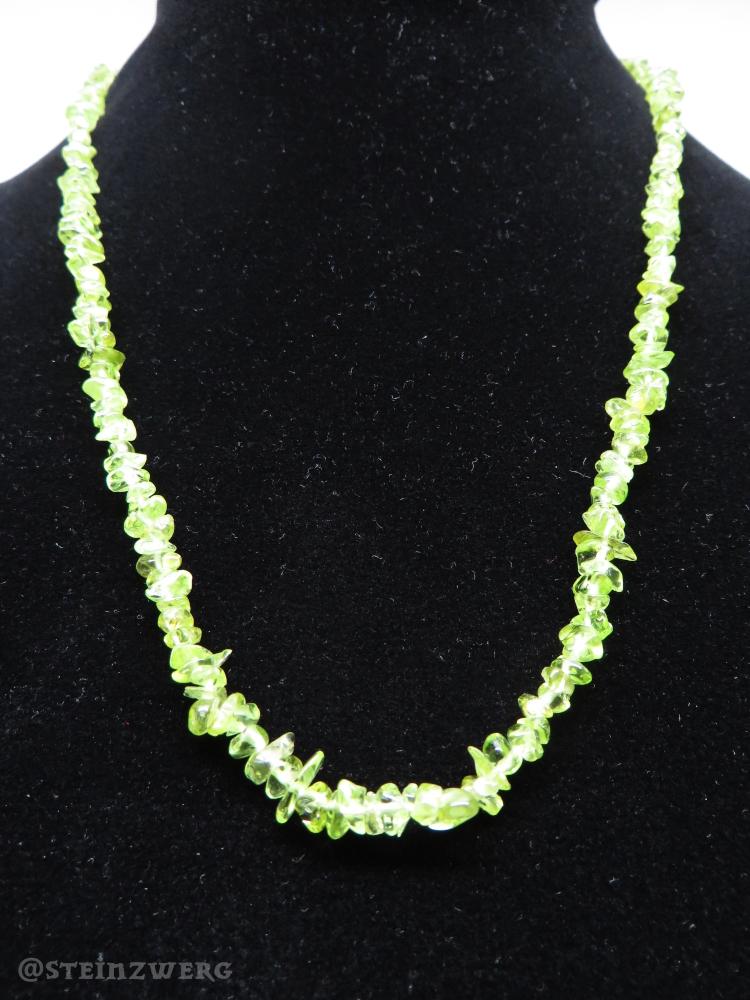 Kette aus getrommelten Peridot-Splittern mit goldfarbenem Karabinerverschluss.