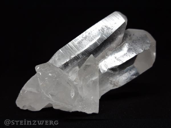 Natürlich gewachsene Bergkristallstufe mit schönen glasklaren Kristallen.