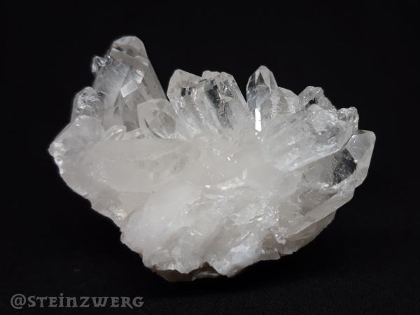 Natürlich gewachsene Bergkristallstufe mit schönen glasklaren Kristallen.