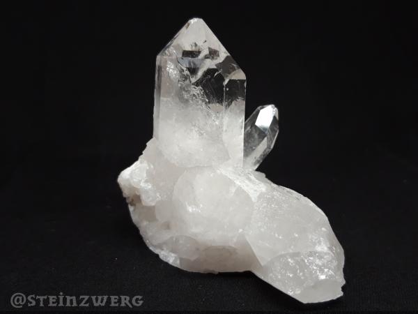 Natürlich gewachsene Bergkristallstufe mit schönen glasklaren Kristallen.