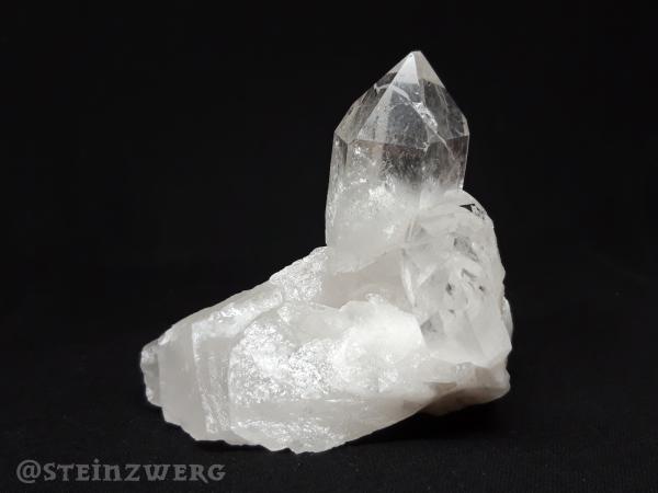 Natürlich gewachsene Bergkristallstufe mit schönen glasklaren Kristallen.