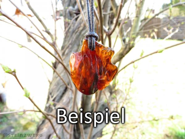 Polierter Anhänger aus echtem baltischen Bernstein.