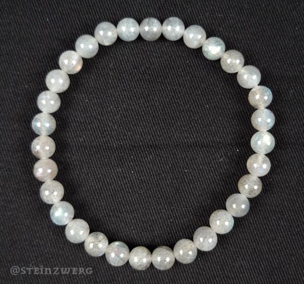 Kugelarmband aus hellem Labradorit.