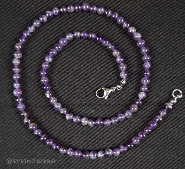 Kugelkette aus Amethyst mit silberfarbenem Karabinerverschluss.