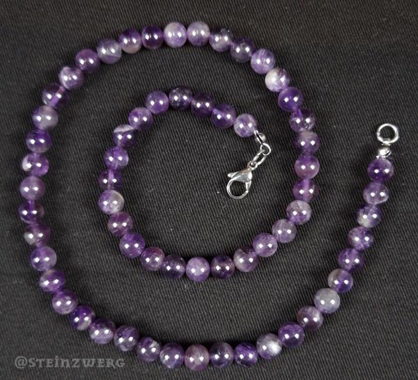 Kugelkette aus Amethyst mit silberfarbenem Karabinerverschluss.