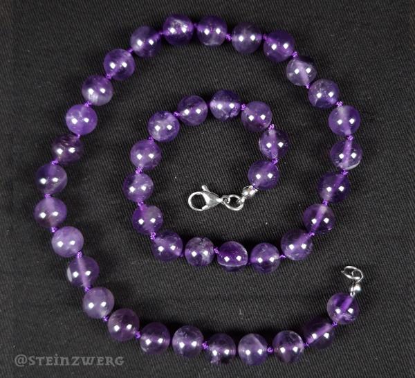 Kugelkette aus Amethyst mit silberfarbenem Karabinerverschluss.