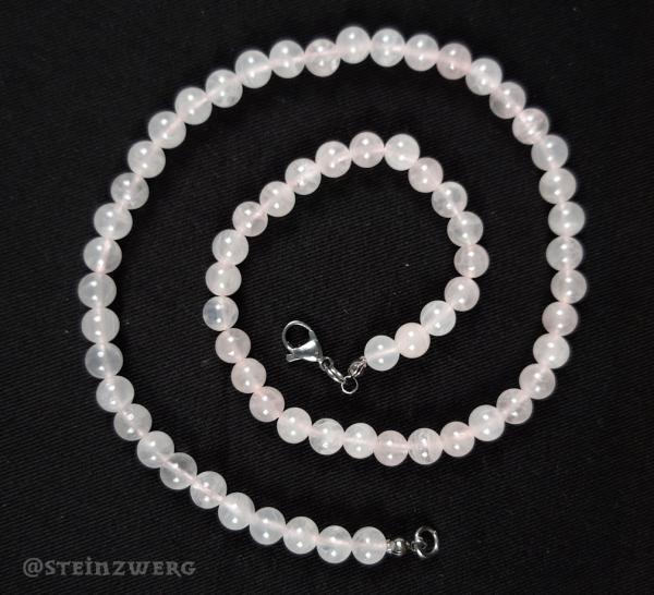Kugelkette aus Rosenquarz mit silberfarbenem Karabinerverschluss.