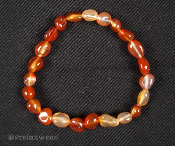 Armband aus getrommelten Karneol-Nuggets.