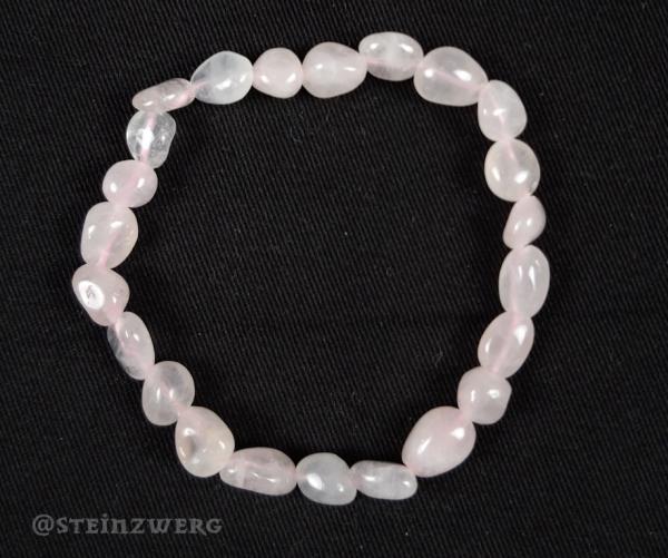 Armband aus getrommelten Rosenquarz-Nuggets.