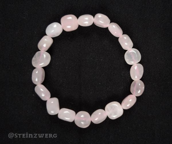 Armband aus getrommelten Rosenquarz-Nuggets.