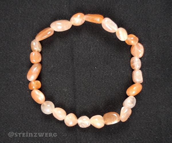 Armband aus getrommelten Sonnenstein-Nuggets.