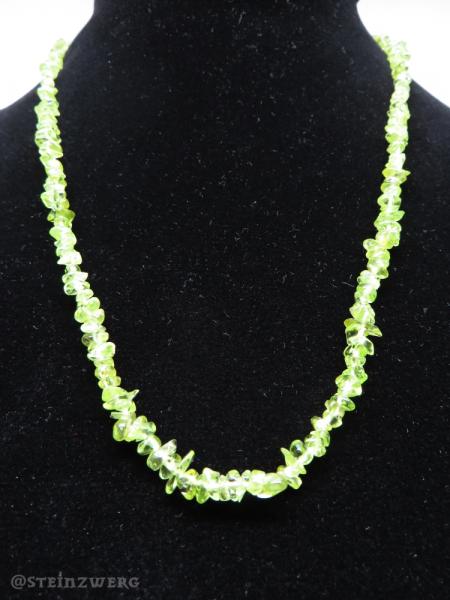 Kette aus getrommelten Peridot-Splittern mit goldfarbenem Karabinerverschluss.