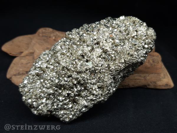 Natürlich gewachsene Pyritstufe von der weltbekannten Fundstelle Navajun in Spanien.