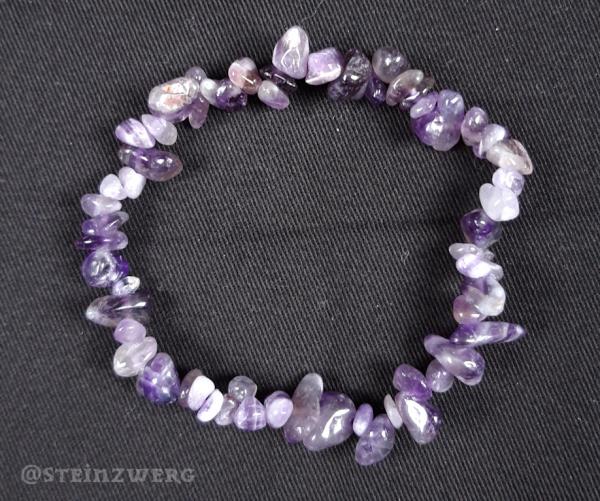 Armband aus getrommelten Amethyst-Splittern.