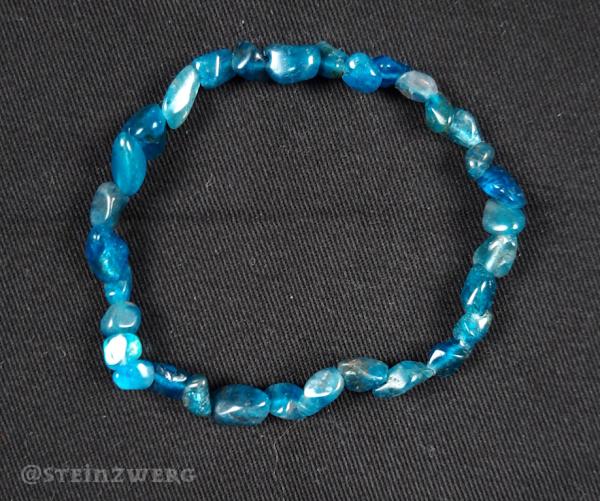 Armband aus getrommelten Apatit-Splittern.