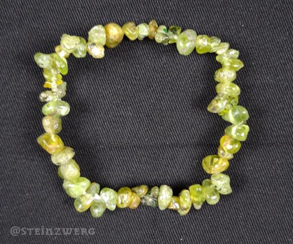 Armband aus getrommelten Peridot-Splittern.