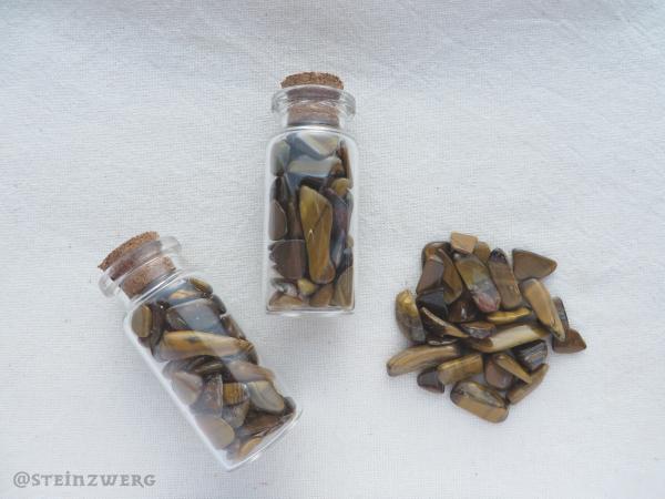Glasflächchen mit getrommelten Tigeraugesteinchen.